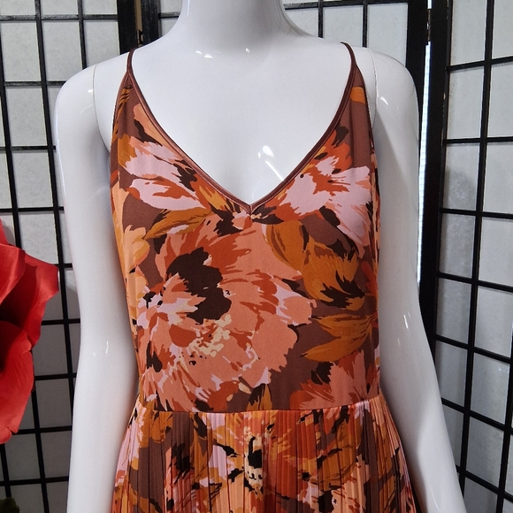 WHITE HOUSE BLACK MARKET. Pretty Long, Layered floral design - Picture 12 of 16